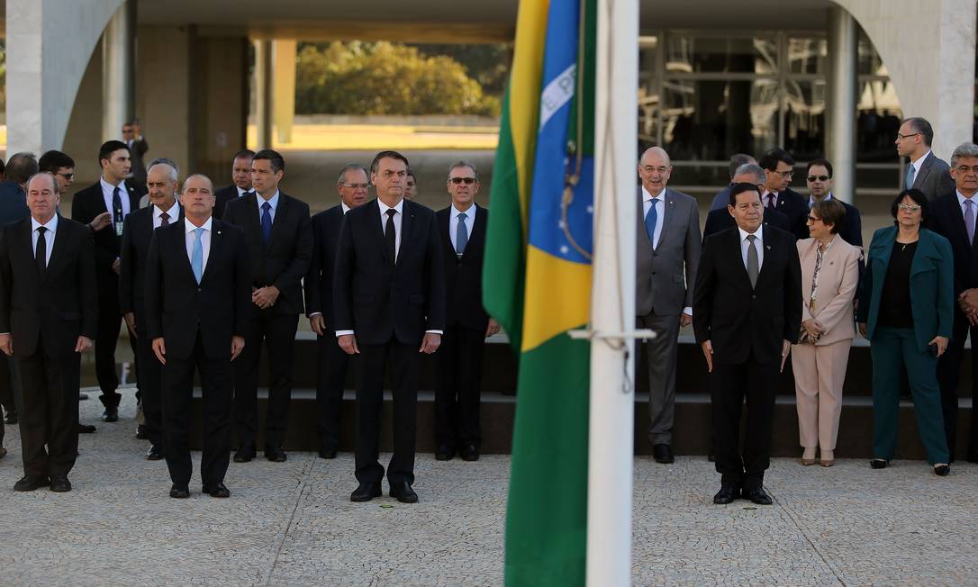 Presidente Jair Bolsonaro participa do hasteamento da Bandeira Nacional, no Palácio do Planalto, acompanhado de Ministros Foto: Jorge William / Agência O Globo