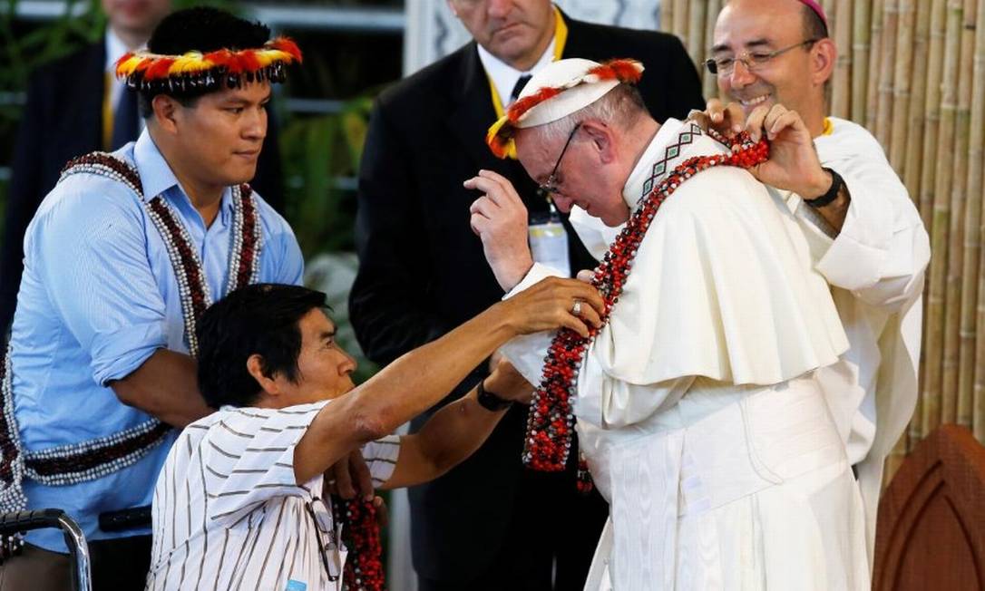 Papa Francisco recebe colar indígena durante visita a Puerto Maldonado, no Peru Foto: Henry Romero/Reuters/19-1-2018
