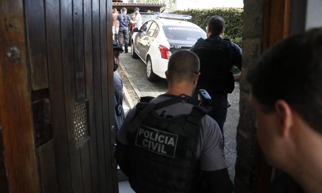 Polícia cumpre mandado de busca e apreensão na casa da deputada Flordelis Foto: Antonio Scorza / Agência O Globo