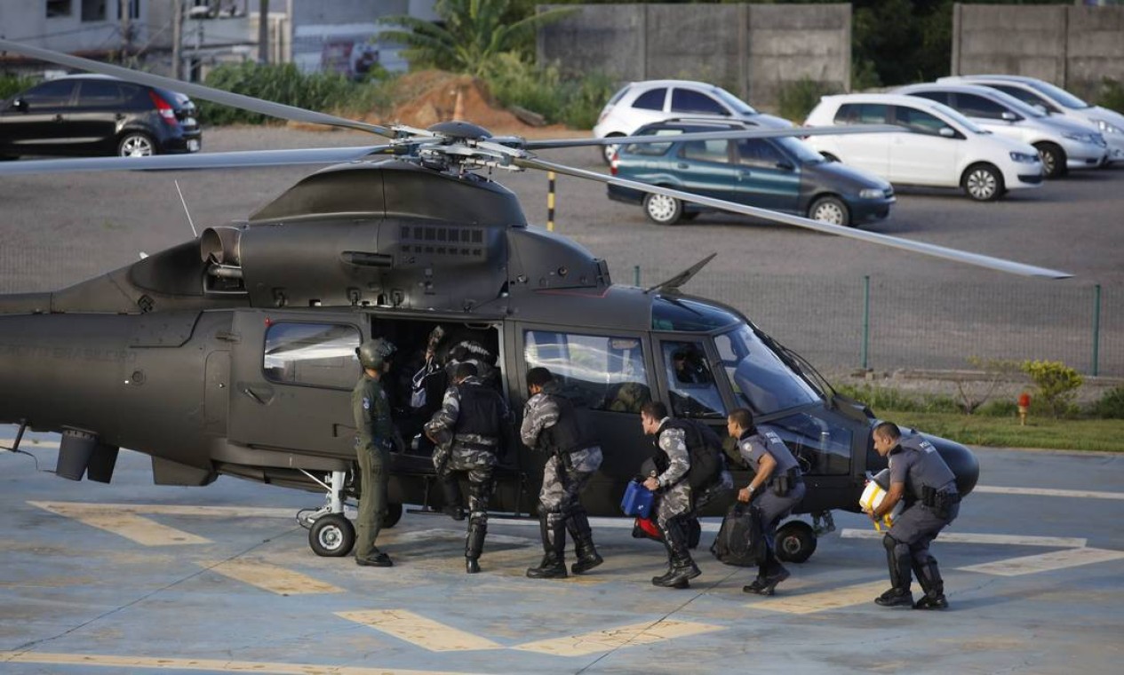 Policiais militares embarcam em helicóptero durante a crise na segurança pública, em fevereiro de 2017, no Espírito Santo Foto: Pablo Jacob / Agência O Globo