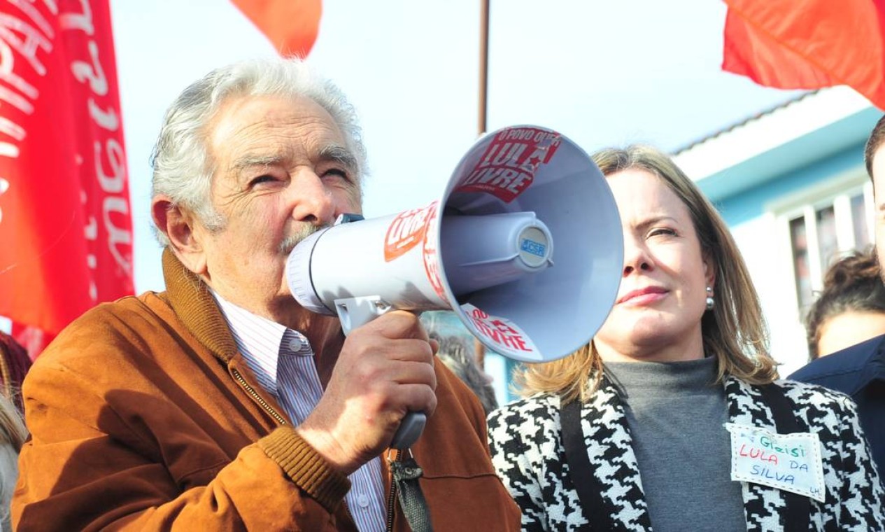 O ex-presidente do Uruguai, José Mujica, ao lado da senadora Gleise Hoffmann visitam Lula na prisão - 21/06/2018 Foto: Código 19 / Agência O Globo / Agência O Globo