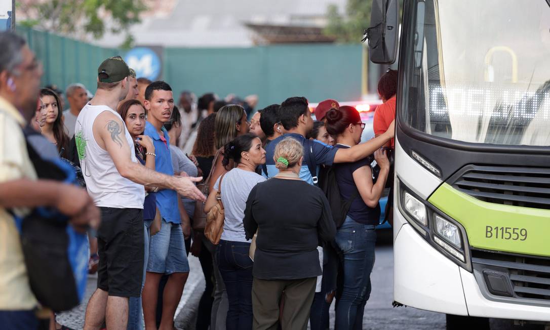 Passageiros aguardam ônibus em ponto no Rio de Janeiro Foto: Márcio Alves / Agência O Globo (11/06/2018)