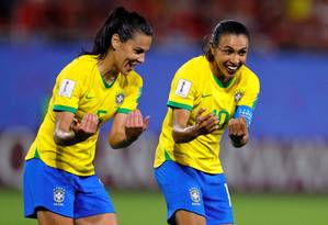 Marta comemora com Thaisa o gol da vitória do Brasil sobre a Itália Foto: PHIL NOBLE / REUTERS