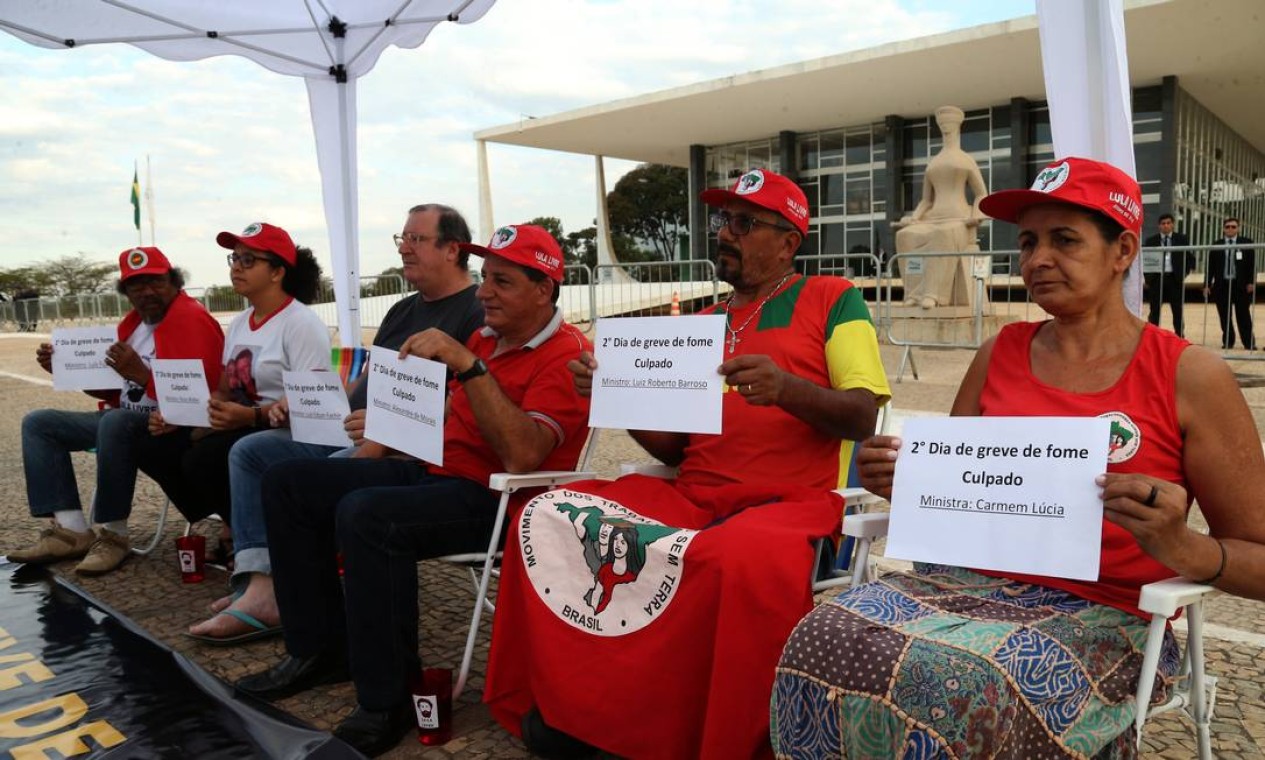 Manifestantes fazem greve de fome a favor da libertação do ex-presidente Lula em frente ao Supremo Tribunal Federal (STF) - 01/08/2018 Foto: Givaldo Barbosa / Agência O Globo