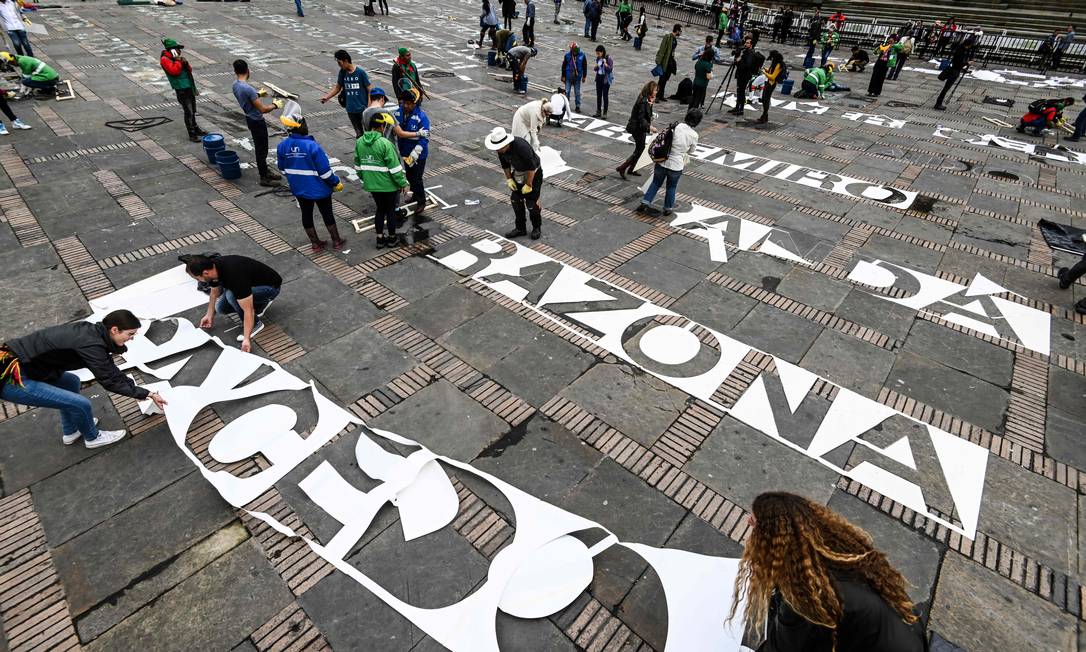 
Ativistas protestam com nomes de líderes sociais mortos na Colômbia nos últimos três anos, na praça Simon Bolivar, em Bogotá
Foto:
JUAN BARRETO
/
AFP
