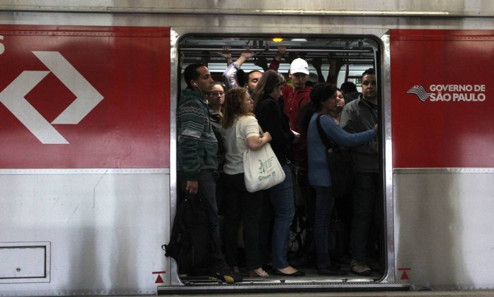 Passageiros no metrô de São Paulo Foto: Marcos Alves / Agencia O Globo