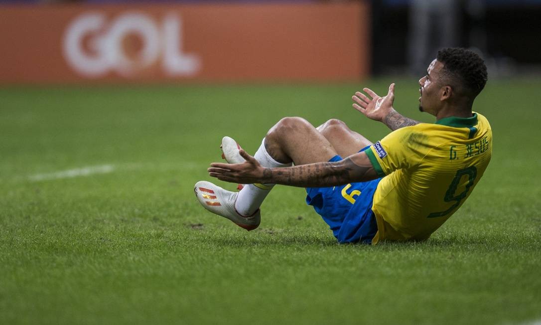 Gabriel Jesus gesticula ao cair na área venezuelana Foto: Freelancer / Guito Moreto