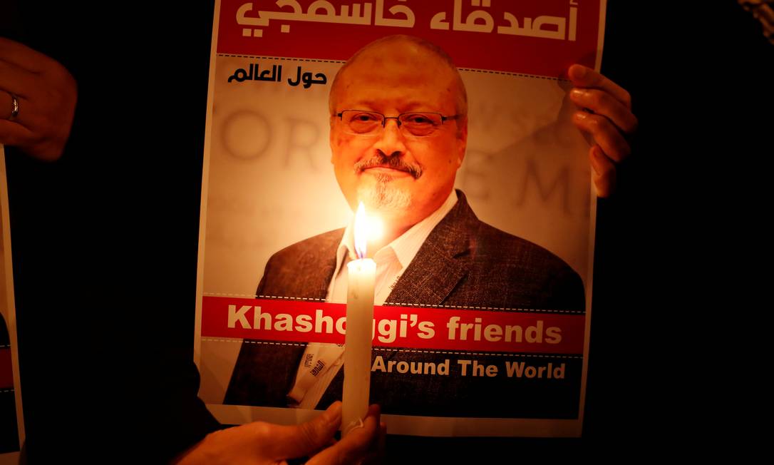 Manifestante carrega uma vela em homenagem ao jornalista assassinado Foto: Osman Orsal / REUTERS