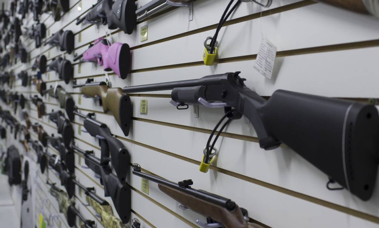 Armas em exibição para venda na loja Top Arms, em São Paulo Foto: Edilson Dantas / Agência O Globo
