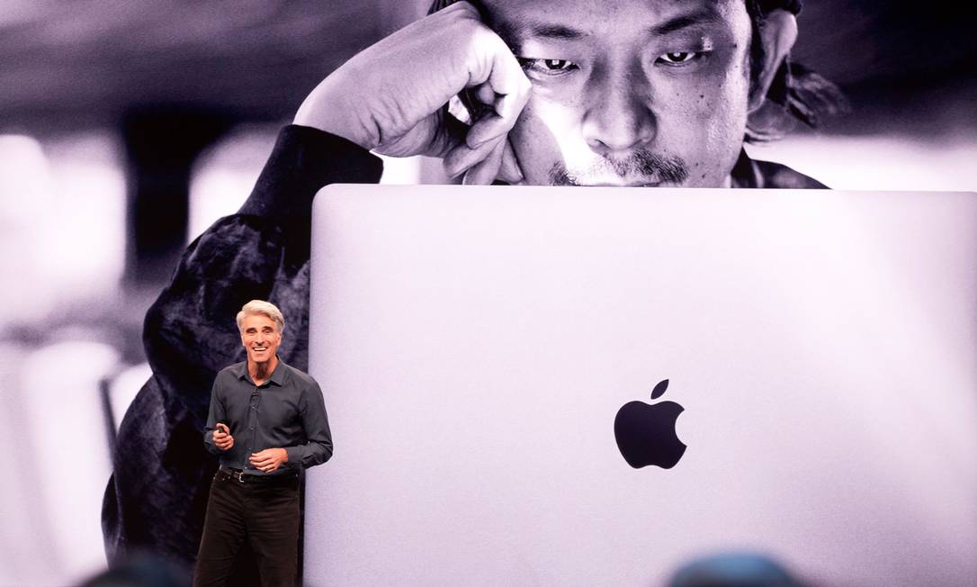 Um MacBook é visto na apresentação do vice-presidente de Engenharia de Software da Apple, Craig Federighi, na conferência de desenvolvedores da Apple este mês. Foto: BRITTANY HOSEA-SMALL / AFP