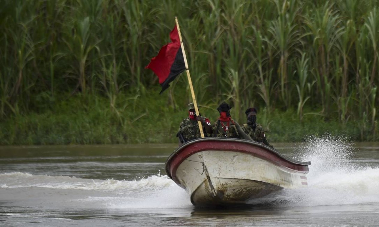 Além dos batalhões terrestres, o Exército de Libertação Nacional usa pequenos barcos para se locomover pela selva do departamento de Chocó, na Colômbia Foto: RAUL ARBOLEDA / AFP