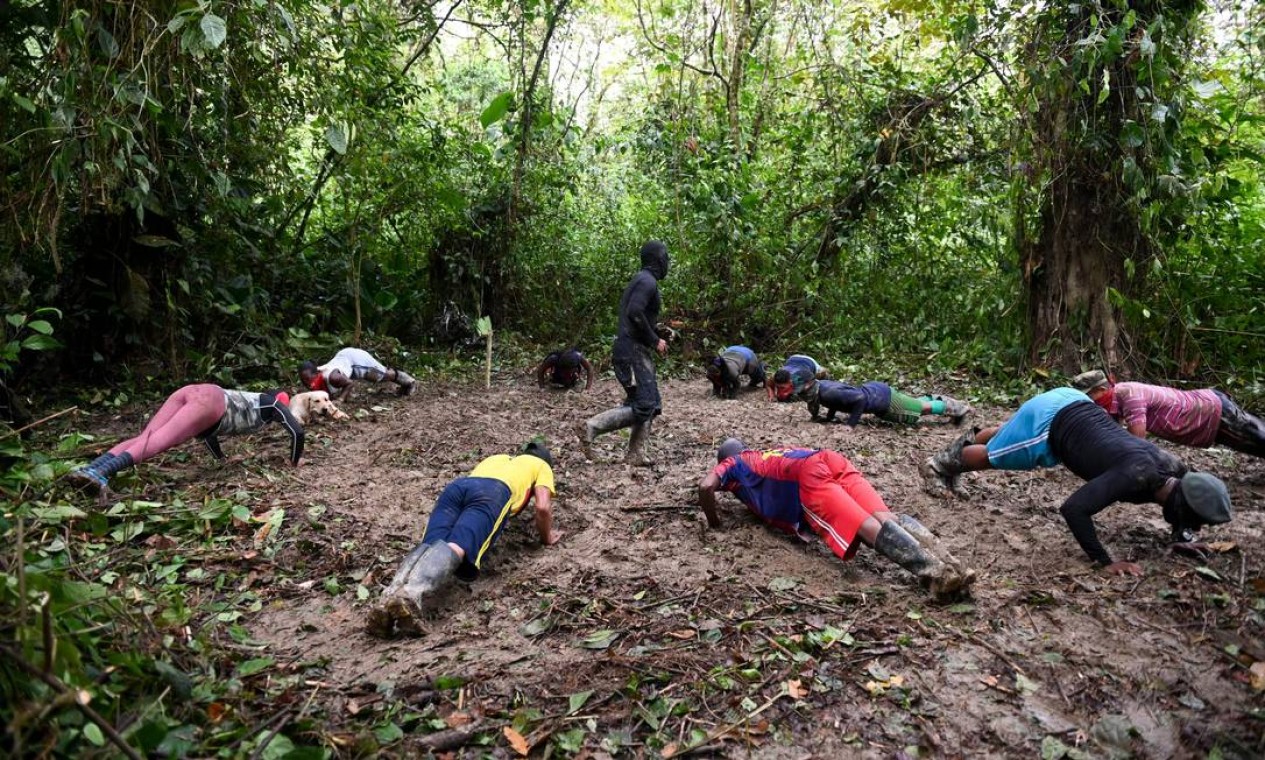 Integrantes do Exército de Libertação Nacional participam de treinamento em área remota da selva colombiana. Grupo está em ação desde os anos 1960 e é considerado a última guerrilha armada do continente. Foto: RAUL ARBOLEDA / AFP