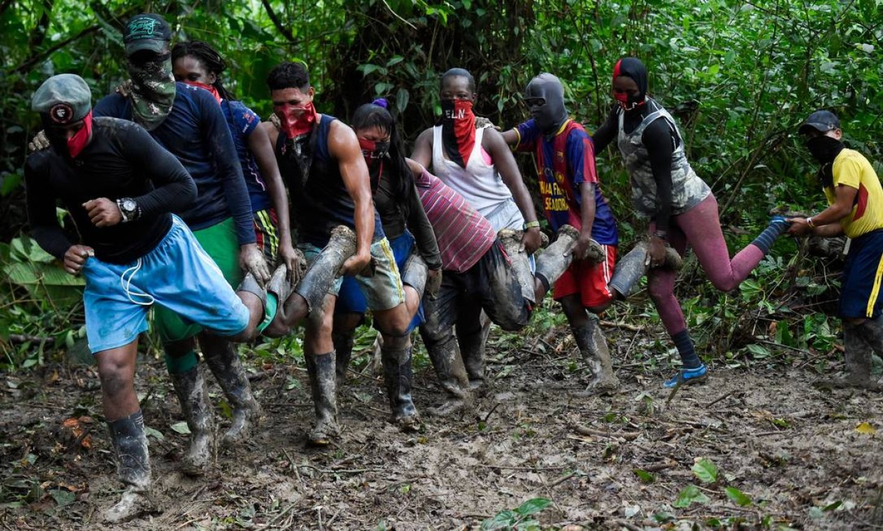 Guerrilheiros do Exército de Libertação Nacional fazem exercícios na selva colombiana. Com medo de ataques do exército, grupos não ficam no mesmo lugar por mais de quatro dias Foto: RAUL ARBOLEDA / AFP