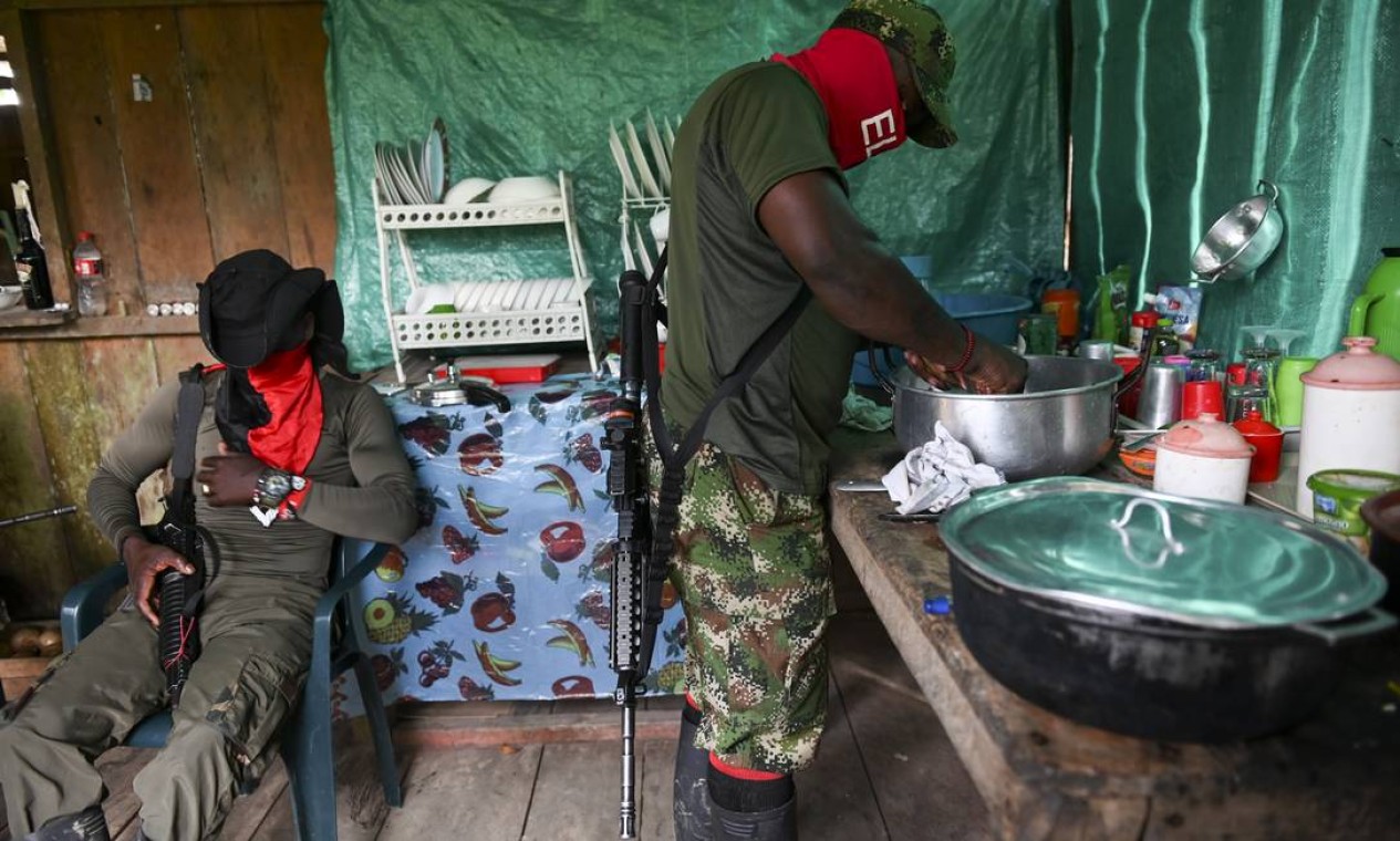 Guerrilheiro do Exército de Libertação Nacional prepara comida em uma casa na floresta colombiana. Segundo estimativas, o grupo possui hoje cerca de 3 mil integrantes Foto: RAUL ARBOLEDA / AFP