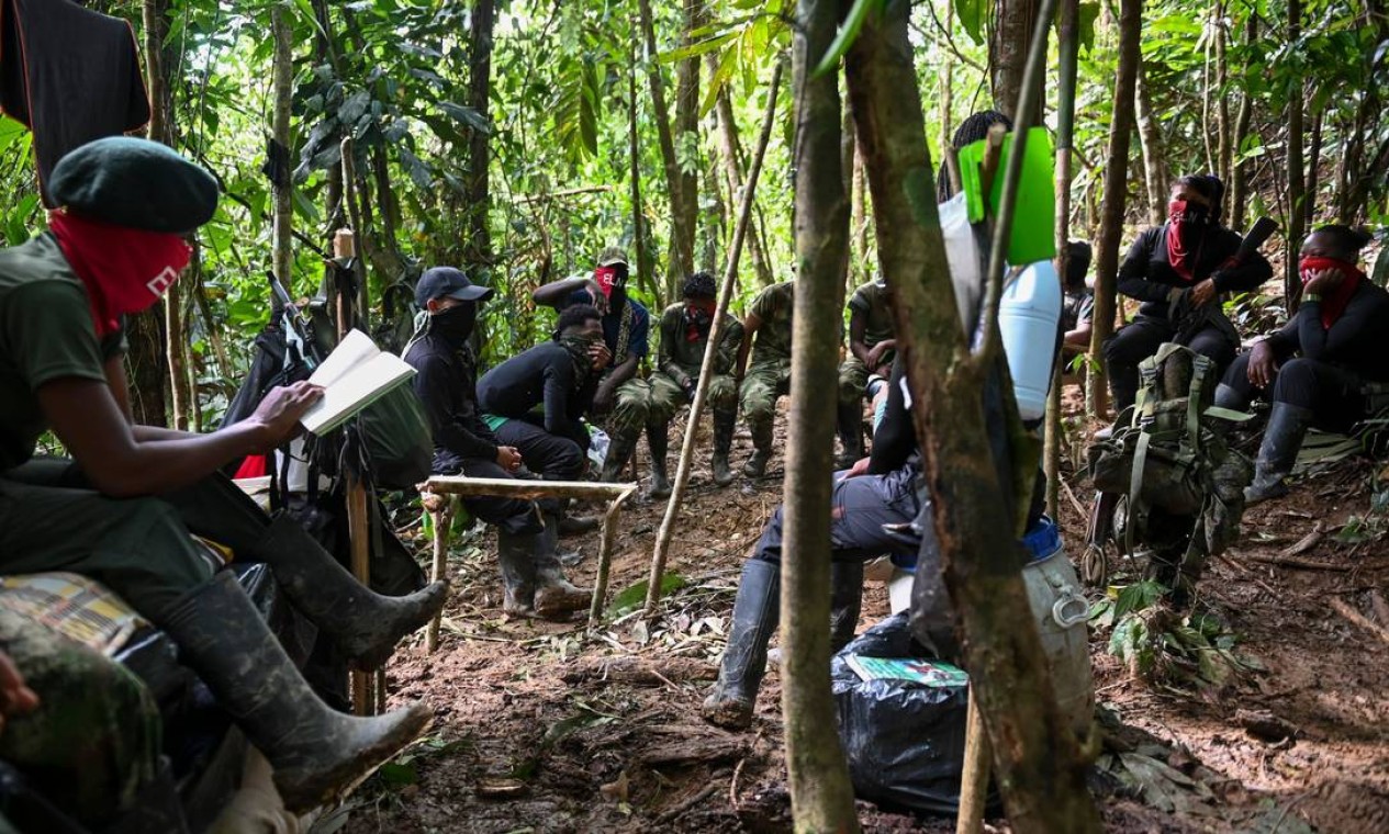 Em uma área improvisada no meio da selva colombiana, guerrilheiros do Exército de Libertação Nacional estudam técnicas de combate e descansam antes de seguirem para um novo acampamento Foto: RAUL ARBOLEDA / AFP