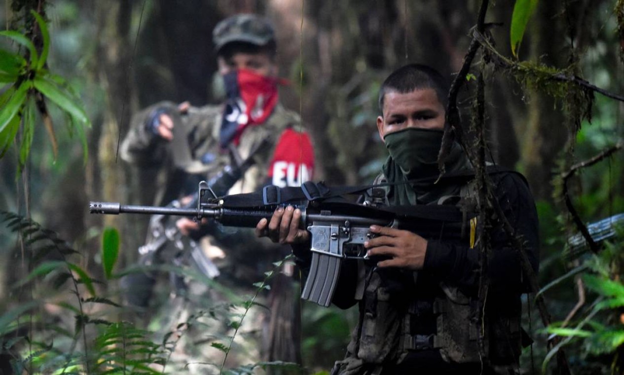 Integrantes do Exército de Libertação Nacional fazem disparos em uma área de floresta no departamento de Chocó, na Colômbia. A guerrilha é um dos grupos armados mais antigos das Américas. Foto: RAUL ARBOLEDA / AFP