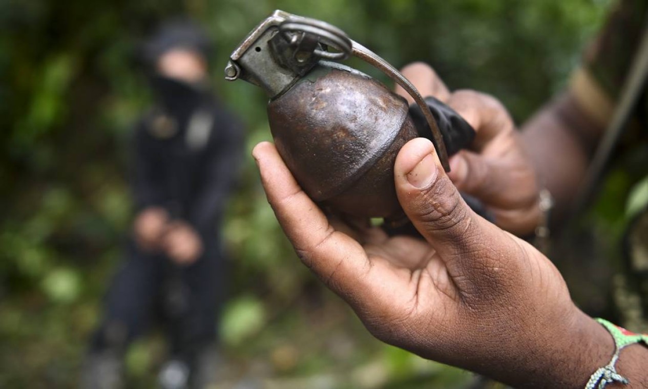 Guerrilheiro do Exército de Libertação Nacional inspeciona granada de mão durante treinamento na selva colombiana Foto: RAUL ARBOLEDA / AFP