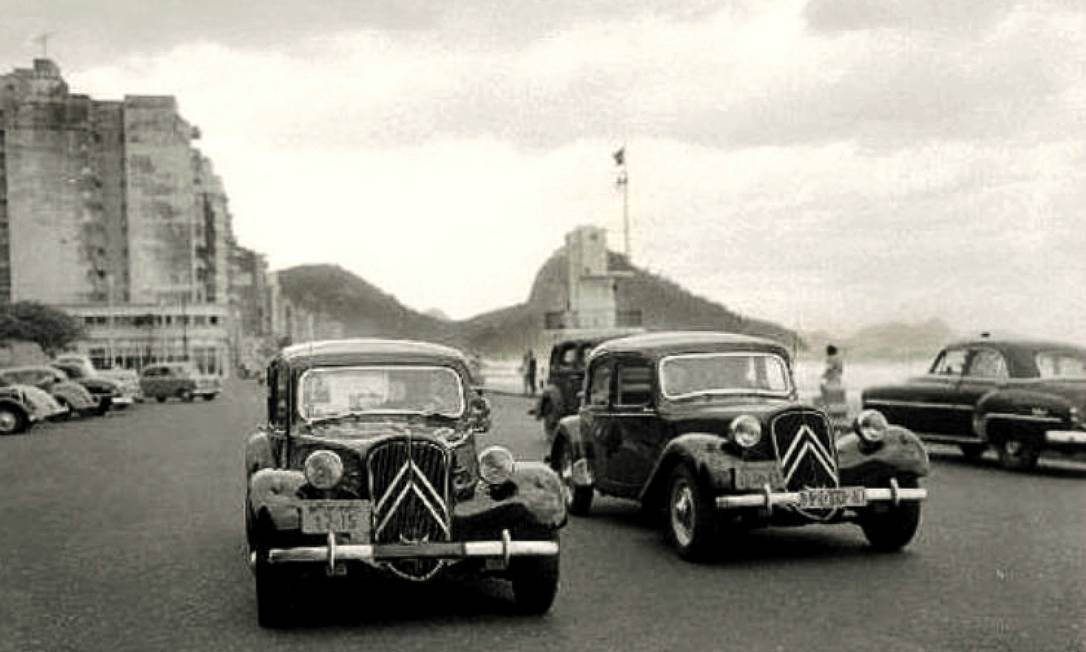 Dois Citroën na Av. Atlântica. Os 11 Légère eram parte da paisagem carioca nos anos 50 Foto: Reprodução