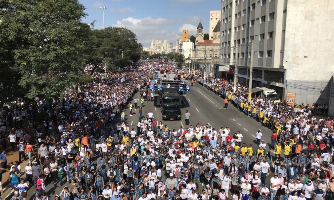 Multidão acompanha Marcha para Jesus nesta quinta-feira, em São Paulo Foto: Edilson Dantas / Agência O Globo