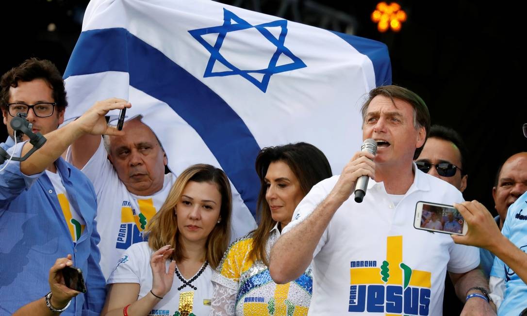 Resultado de imagen de fotos de Bolsonaro con una camiseta de Jesus