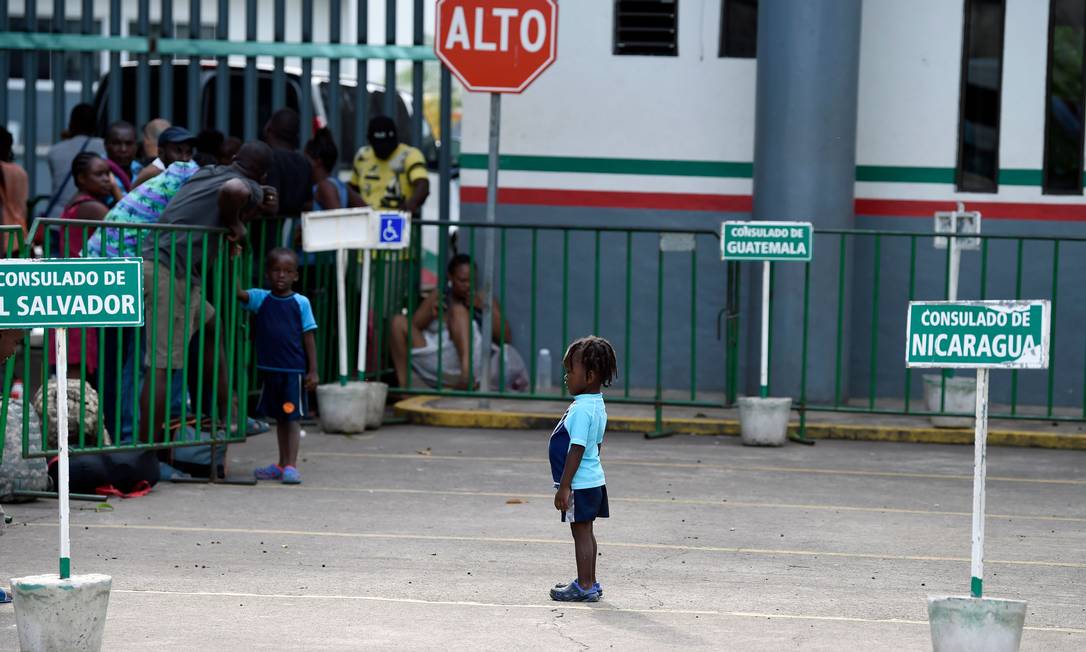 Migrantes esperam do lado de fora do Instituto Nacional Mexicano de Migração, em Tapachula, no México Foto: ALFREDO ESTRELLA / AFP