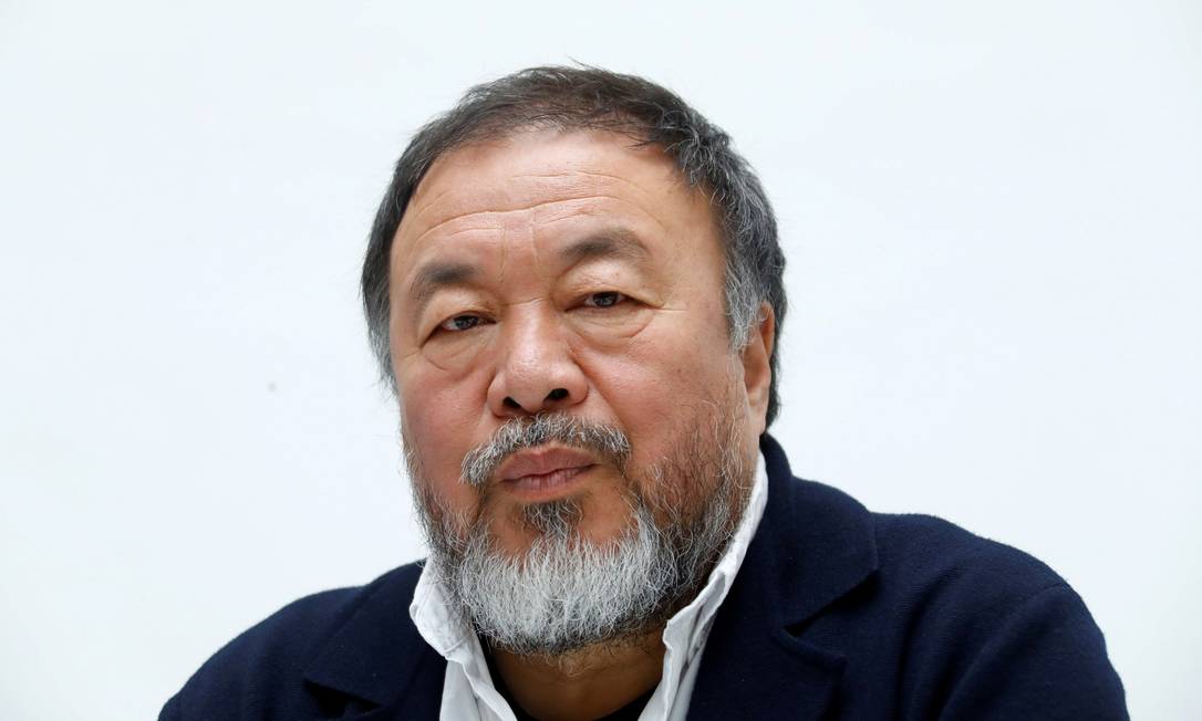 O artista chinês Ai Weiwei, em foto de arquivo, datada de maio, durante apresentação de uma mostra com suas obras em Dusseldorf, na Alemanha Foto: Ralph Orlowski / REUTERS