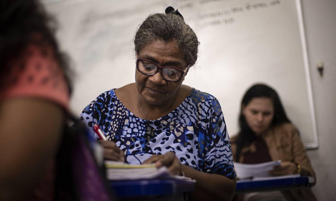 CÃ©lia Menezes durante aula do cursinho prÃ©-vestibular no Rio de Janeiro Foto: Alexandre Cassiano / AgÃªncia O Globo