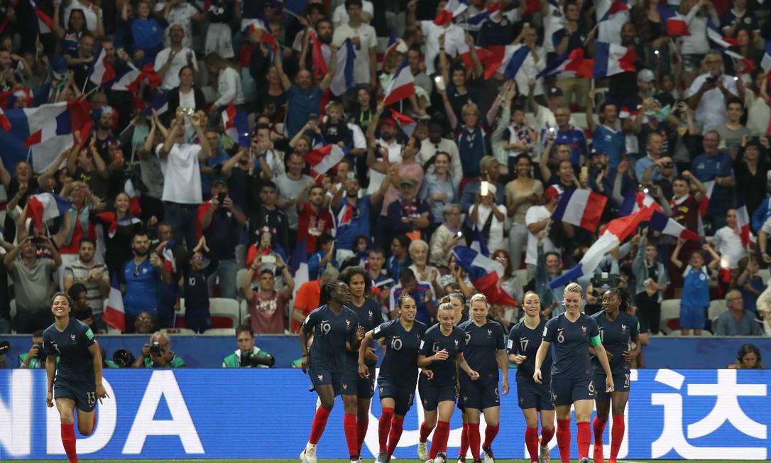 
Jogadoras comemoram gol sobre a Noruega: após estreia de encher os olhos, França tem sido burocrática
Foto: VALERY HACHE /
VALERY HACHE/AFP
