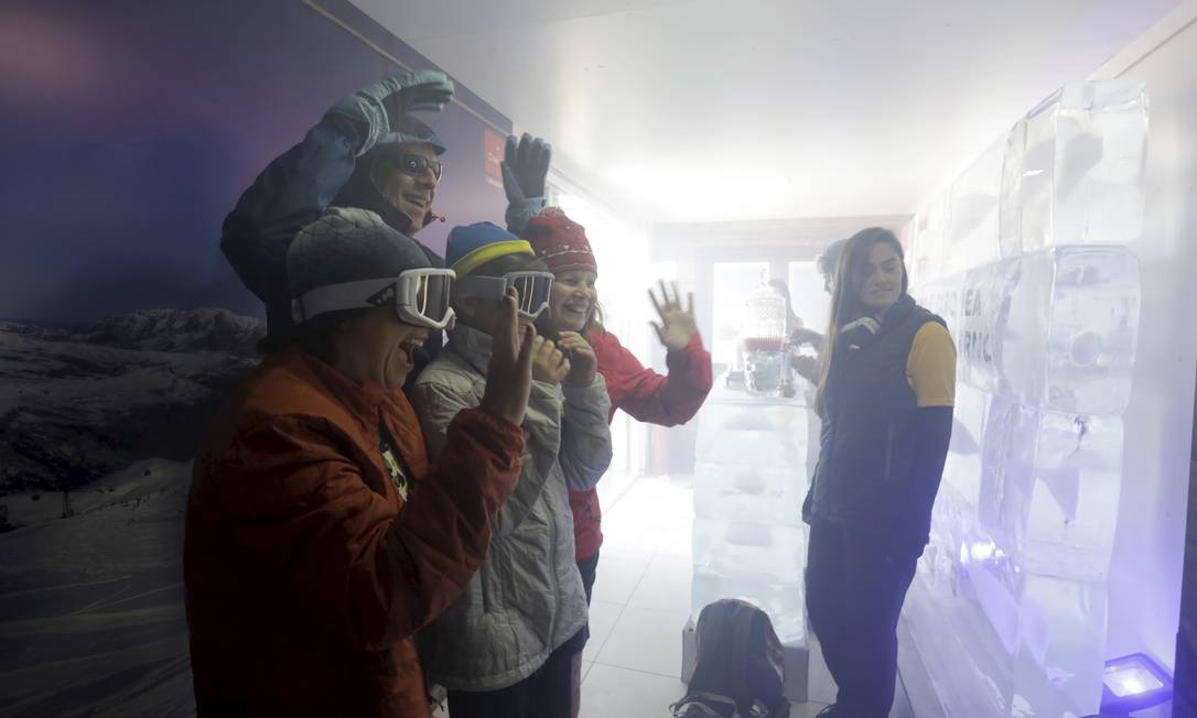Secretaria de Turismo do Chile recria um bar de gelo Foto: Custódio Coimbra / Agência O Globo