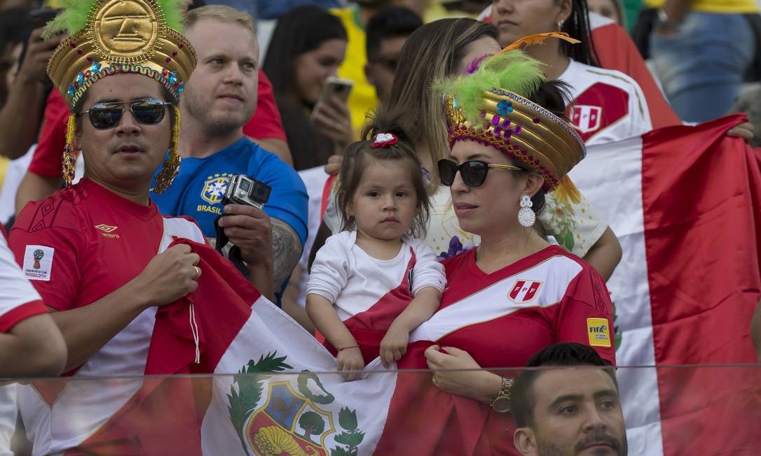 Família peruana também presente ao jogo diante do Brasil Foto: Edilson Dantas