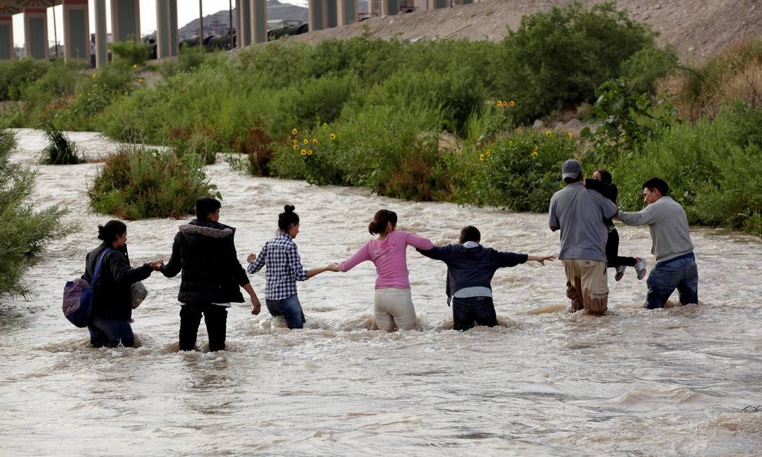 
Migrantes da América Central fazem uma corrente humana para cruzar o Rio Bravo e entrar ilegalmente nos EUA na região de El Paso, Texas: crianças estão sendo separadas de suas famílias e detidas em condições degradantes
Foto:
Jose Luis Gonzalez/REUTERS/11-06-2019

