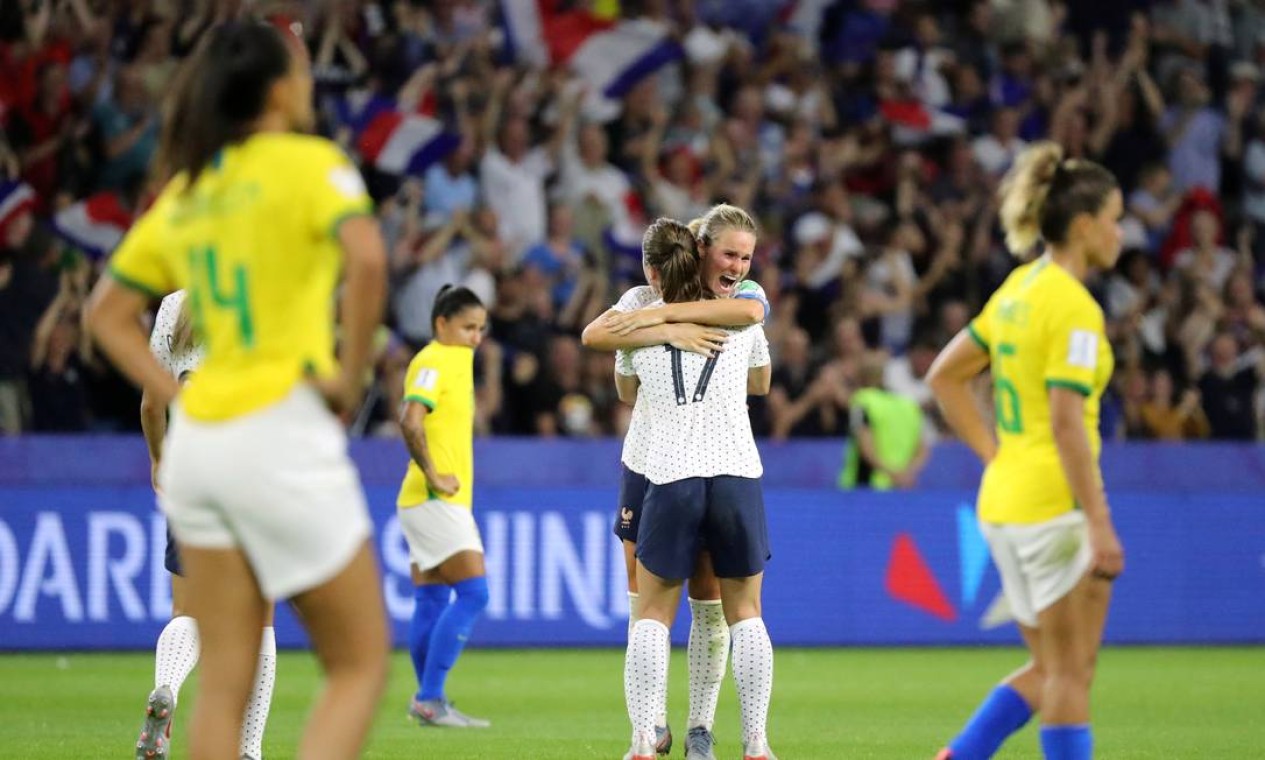 Enquanto as brasileiras mostram desânimo, francesas celebram vaga às quartas de final da Copa do Mundo Feminina Foto: LUCY NICHOLSON / REUTERS