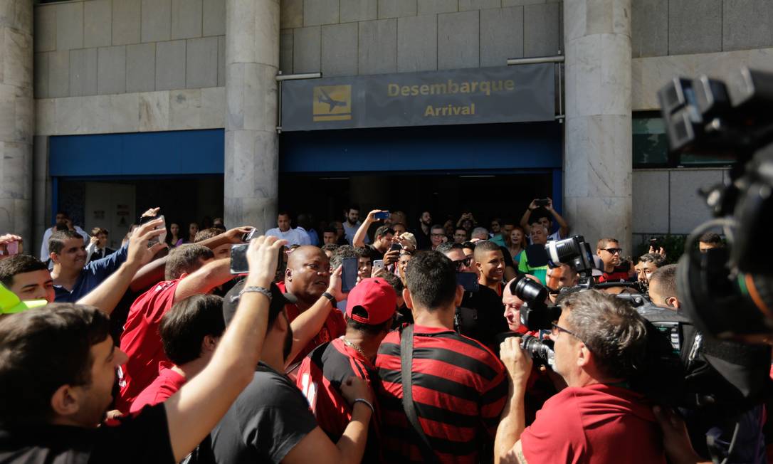 Torcida do Flamengo se empolga com chegada de Isla: 'Melhor que Rafinha