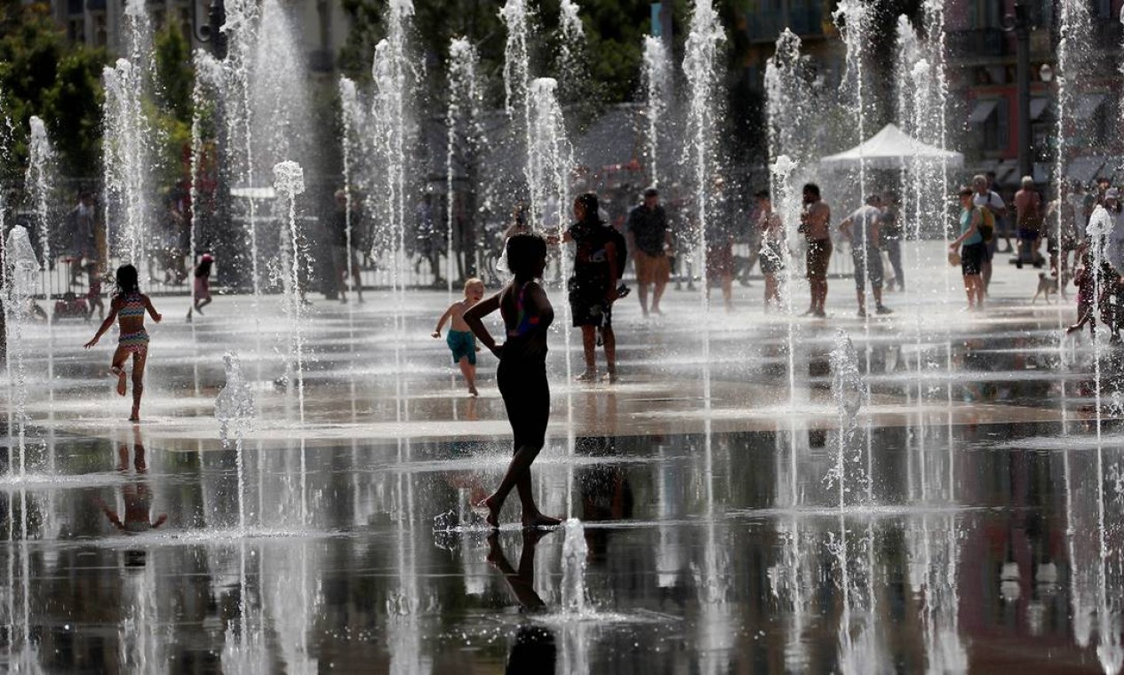People cool off in water fountains in Nice as a heatwave is expected in much of the country, France, June 24, 2019. REUTERS/Eric Gaillard Foto: ERIC GAILLARD / REUTERS