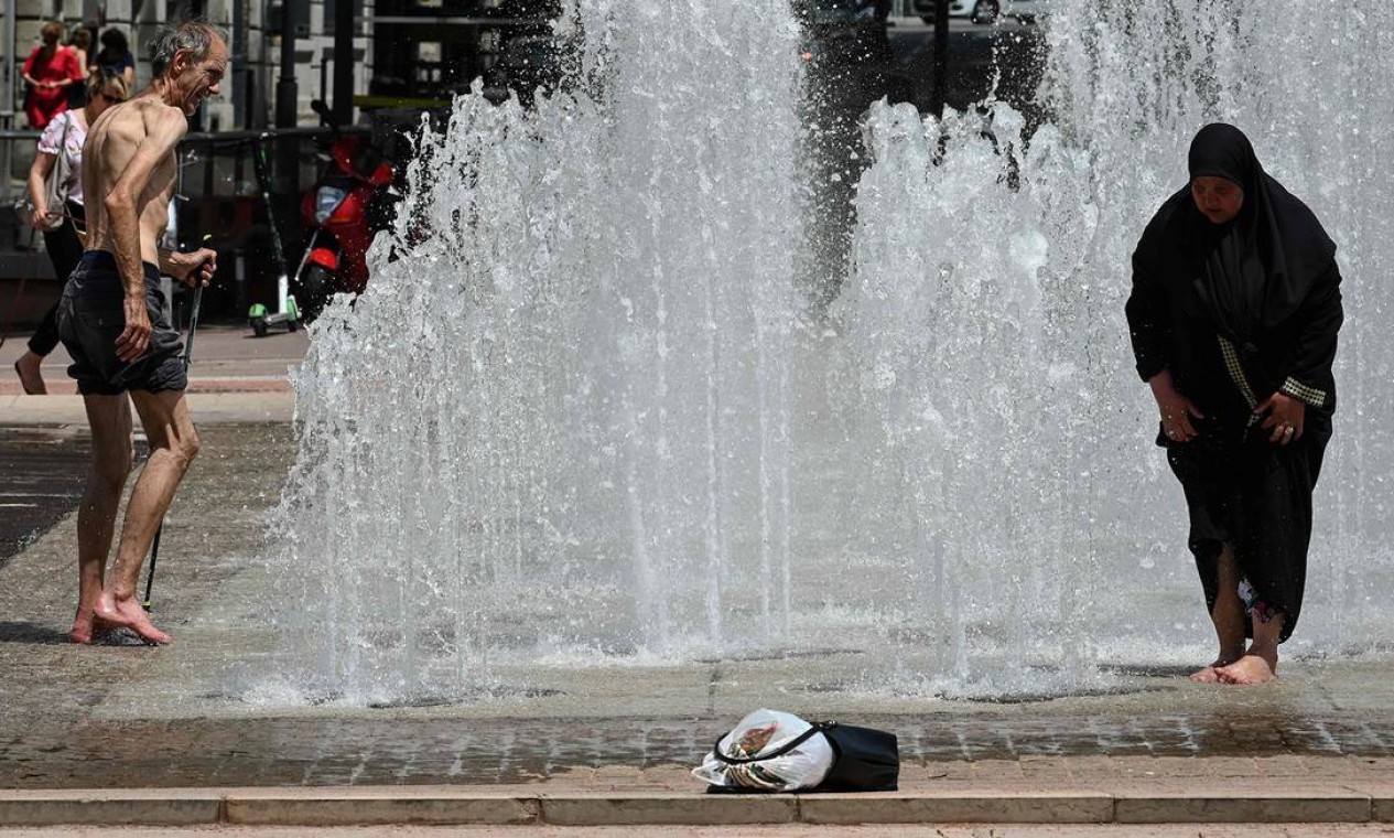 People keep cool at a fountain in the French eastern city of Lyon on June 24, 2019 as temperatures soar to 35 degrees Celsius. - Fans flew off store shelves and public fountains offered relief from the heat as temperatures soared in Europe on Monday, with officials urging vigilance ahead of even hotter conditions forecast later in the week. Meteorologists blamed a blast of torrid air from the Sahara for the unusually early summer heatwave, which could send thermometers up to 40 degrees Celsius (104 Fahrenheit) across large swathes of the continent. (Photo by PHILIPPE DESMAZES / AFP) Foto: PHILIPPE DESMAZES / AFP