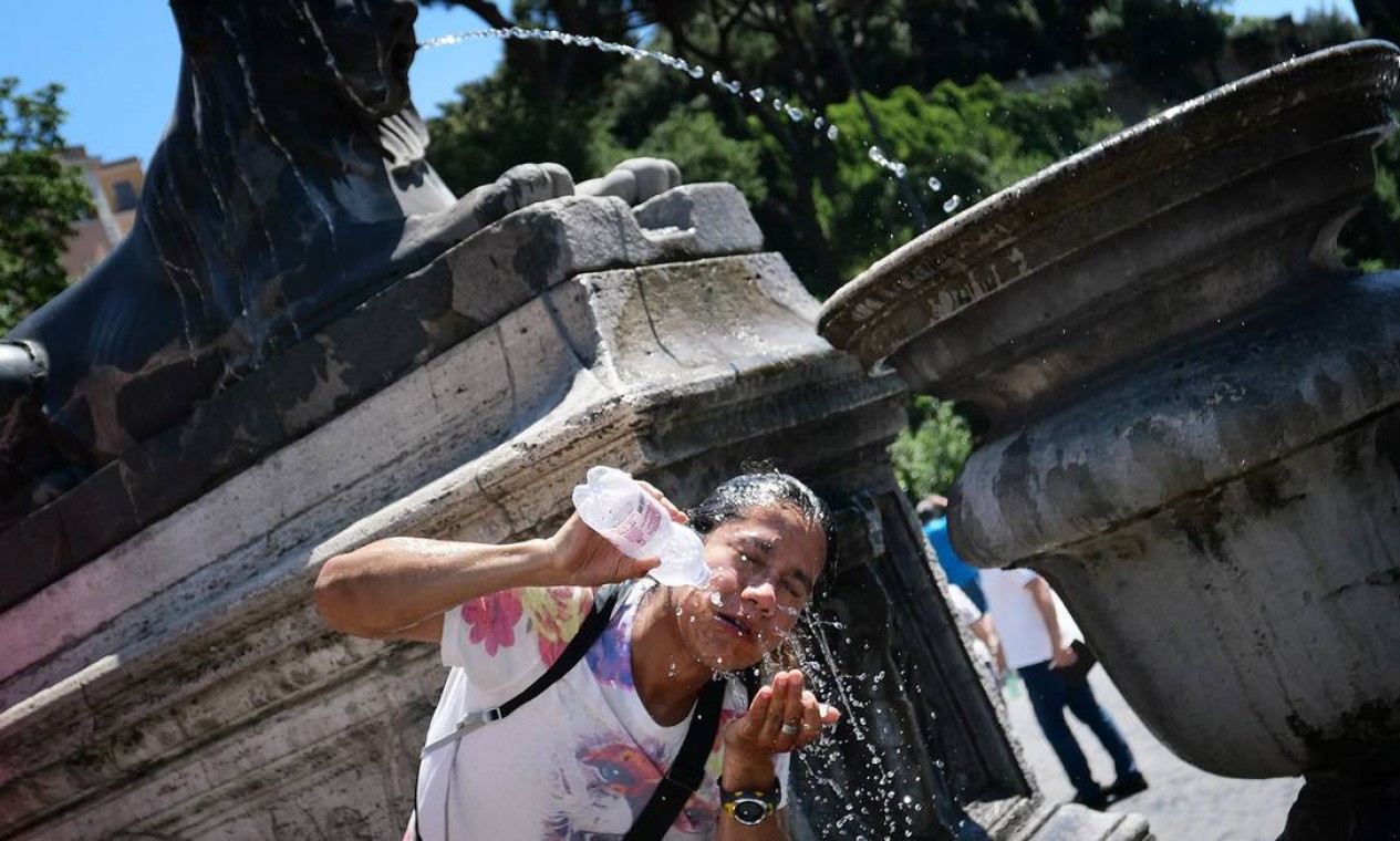 A woman refreshes at a public fountain during an unusually early summer heatwave on June 24, 2019 in Rome. - Fans flew off store shelves and public fountains offered relief from the heat as temperatures soared in Europe on June 24, with officials urging vigilance ahead of even hotter conditions forecast later in the week. Meteorologists blamed a blast of torrid air from the Sahara for the unusually early summer heatwave, which could send thermometers up to 40 degrees Celsius (104 Fahrenheit) across large swathes of the continent.
Authorities have issued warnings against dehydration and heatstroke, in particular for children and the elderly, and hospitals have been placed on high alert. (Photo by Alberto PIZZOLI / AFP) Foto: ALBERTO PIZZOLI / AFP