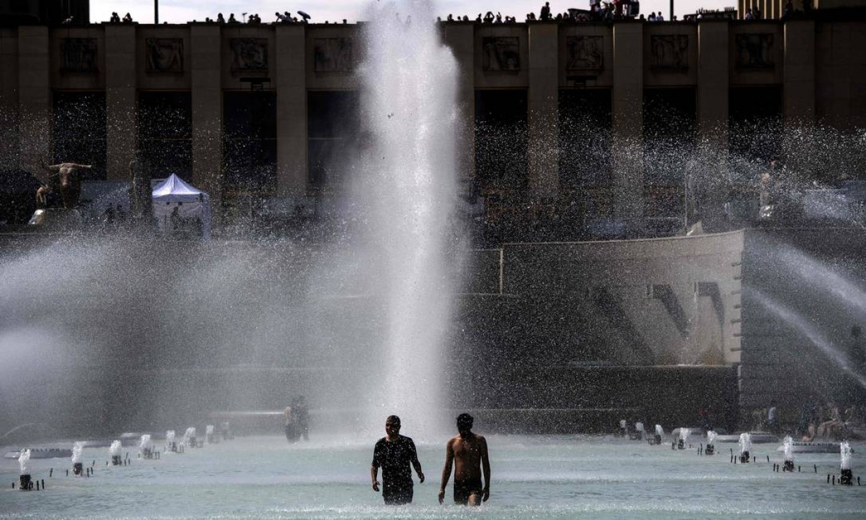 People cool themselves down in a pond at the Trocadero esplanade in Paris on June 24, 2019, as temperatures soar to 33 degrees Celsius. - Forecasters say Europeans will feel sizzling heat this week with temperatures soaring as high as 40 degrees Celsius (104 degrees Fahrenheit) in an "unprecedented" June heatwave hitting much of Western Europe. (Photo by Christophe ARCHAMBAULT / AFP) Foto: CHRISTOPHE ARCHAMBAULT / AFP