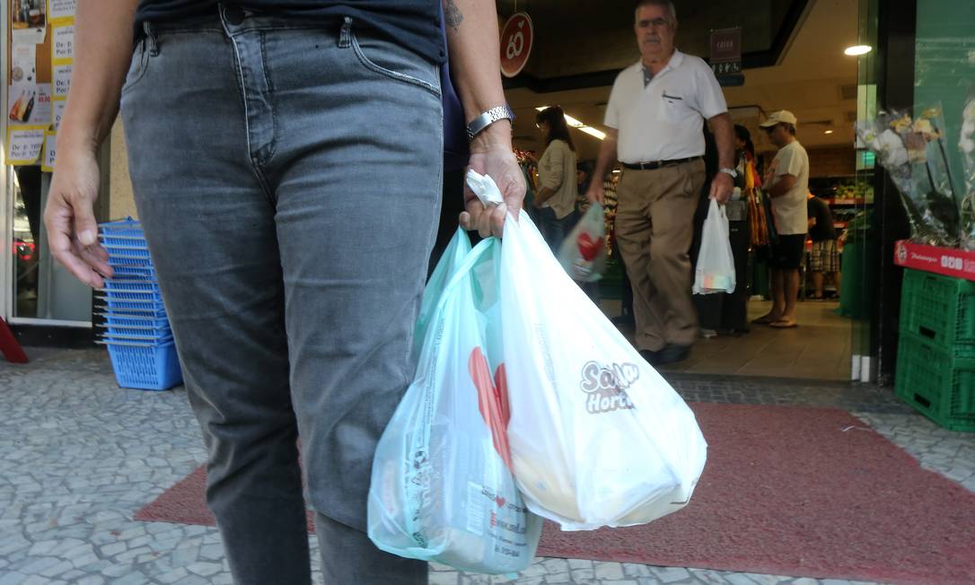 Até dezembro, os estabelecimentos irão distribuir gratuitamente aos clientes duas sacolinhas recicláveis a cada compra Foto: Guilherme Pinto / Agência O Globo