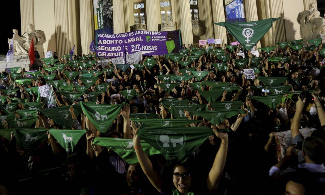Ato pela legalização do aborto no Brasil, realizado no Centro do Rio em 2018 Foto: Domingos Peixoto/8-8-18 / Agência O Globo