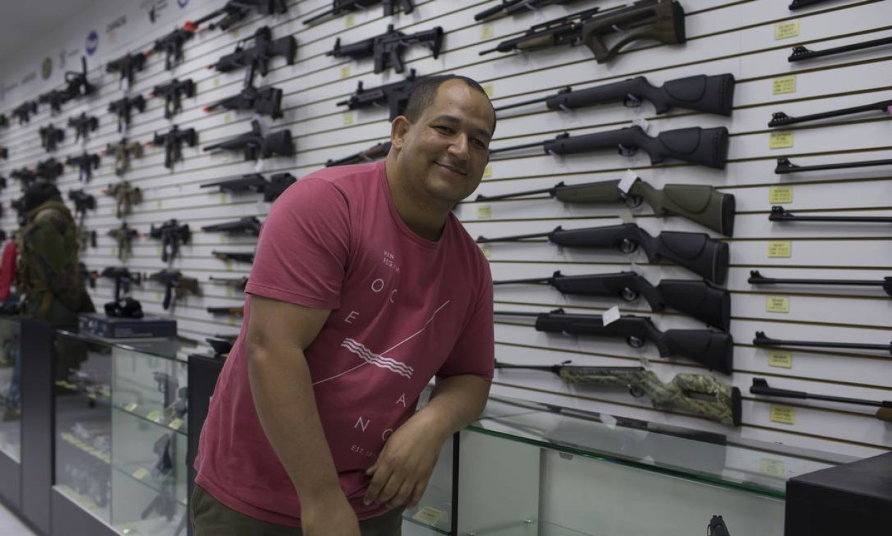 Cliente na loja Top Arms, em São Paulo Foto: Edilson Dantas / Agência O Globo