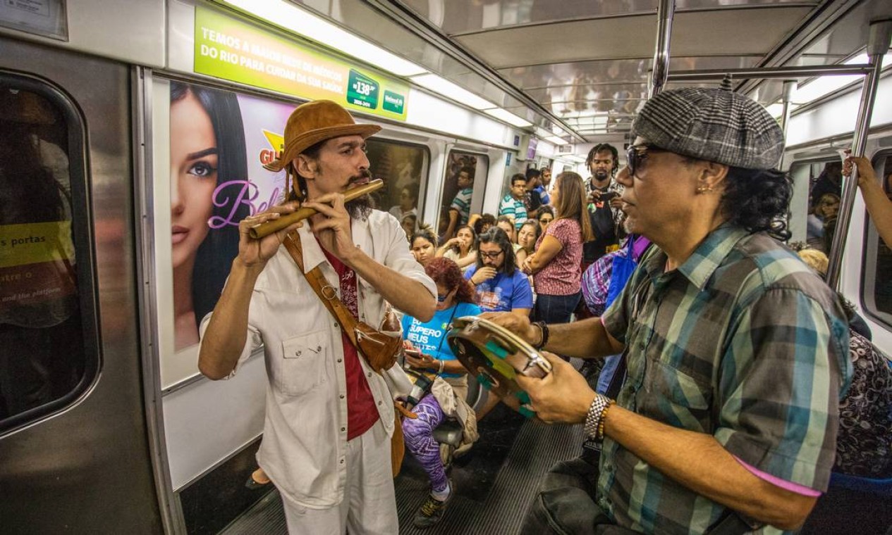 Conjunto toca forró dentro de vagão do metrô Foto: Bárbara Lopes / Agência O Globo