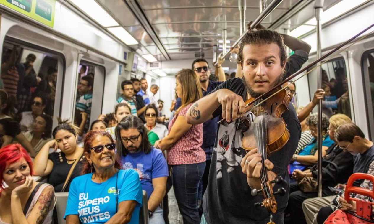 Violinista anima viagem em vagões do metrô Foto: Bárbara Lopes / Agência O Globo