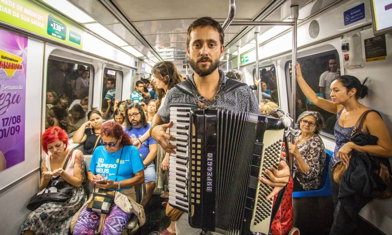 Sanfoneiro toca em vagão do metrô - 30/08/2018 Foto: Bárbara Lopes / Agência O Globo