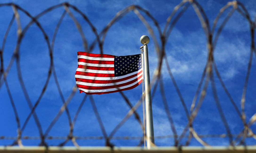 Bandeira americana hasteada na base naval de Guantánamo, em Cuba Foto: Bob Strong / REUTERS / 05-03-2013