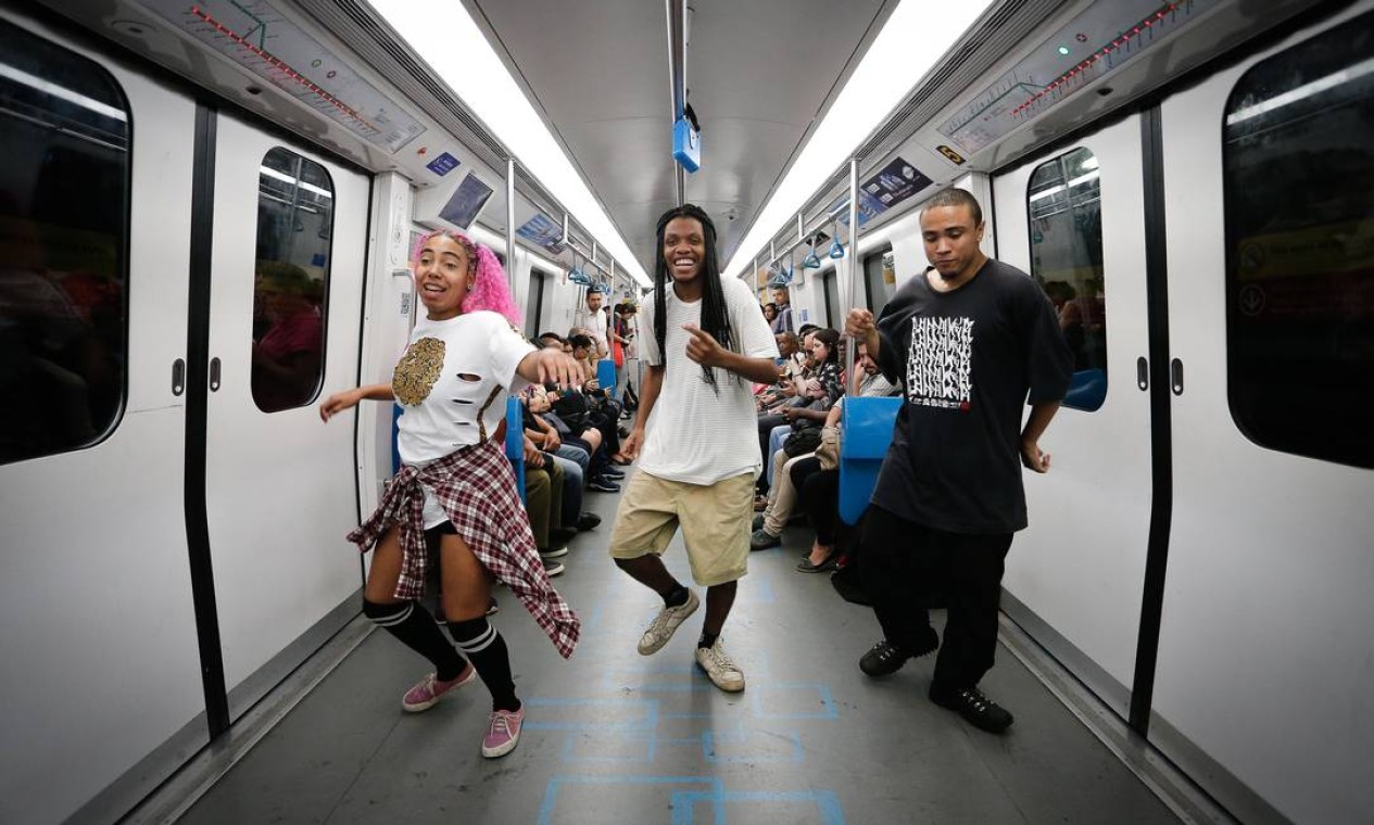 Grupo de dança se apresenta no metrô da linha 4 Foto: Pablo Jacob / Agência O Globo