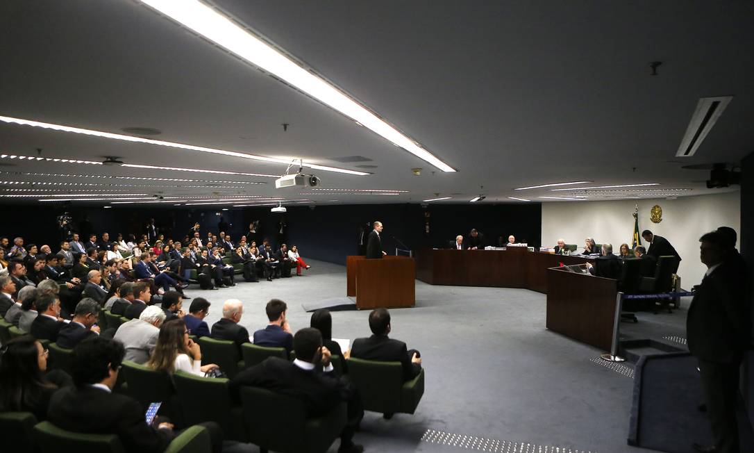 Sessão da Segunda Turma do Supremo Tribunal Federal (STF) em que são decididos dois pedidos de liberdade de Lula Foto: Jorge William / Agência O Globo