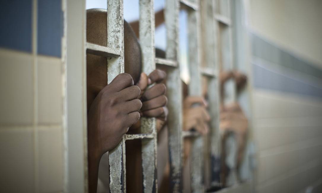 No estado, cerca de 560 jovens, muitos deles condenados por crimes graves, deverão deixar abrigos e passar para o regime de liberdade assistida ou de reclusão domiciliar Foto: Márcia Foletto / Agência O Globo