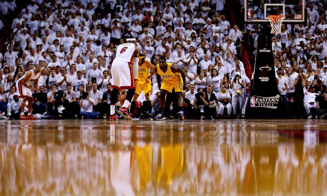 A arena multiuso pode receber até 19 mil espectadores em jogos de basquete. Ela é casa do time Miami Heats, que disputa a NBA. Na foto de 2014, Le Bron James, então atleta do Heats, aparece jogando contra o time do Indiana Pacers Foto: Mike Ehrmann / Getty Images