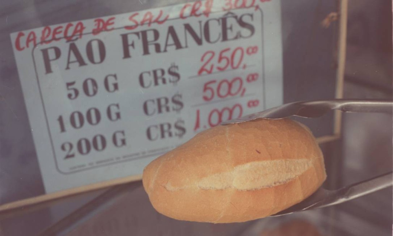Antes do real, 50g de pão francês custavam 250 cruzados novos (CR$). O valor numérico era alto por conta da inflação Foto: Monique Cabral / Arquivo - 20/06/1994