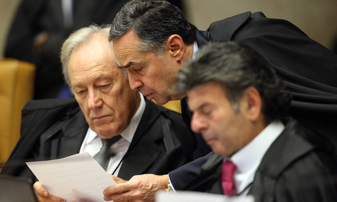 Barroso (centro) durante sessão plenária do Supremo Tribunal Federal Foto: Nelson Jr / Agência O Globo
